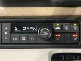 【オートエアコン】一度お好みの温度に設定すれば、車内の温度を検知し風量や温度を自動で調整。暑い…寒い…と何度もスイッチ操作をする必要はありません。快適な車内空間には必須の機能ですね♪
