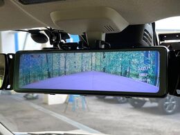 【デジタルインナーミラー】後席の大きな荷物や同乗者で後方が確認しづらい時でも安心！カメラが撮影した車両後方の映像をルームミラー内に表示。クリアな視界で状況の確認が可能です！