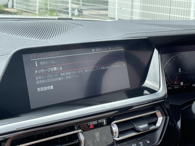 【純正ナビゲーション】BMWのナビゲーションは操作性も良く、詳細な地図情報と交通状況を見やすく表示し、快適なドライビングをサポートしながら目的地までナビゲートします。