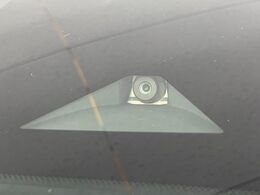 【エマージェンシーブレーキ】走行中に前方の車両等を認識し、衝突しそうな時は警報とブレーキで衝突回避と被害軽減をアシスト。より安全にドライブをお楽しみいただけます。