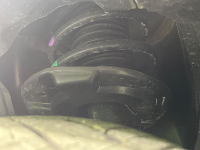 お車を安心してお乗りいただく為には、足回りの定期点検が欠かせません。サービスサポート（有償保証）では無料点検もご提供しており、安心のカーライフをお過ごしいただけるサポート体制が整っています。