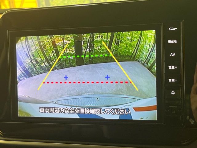 【バックカメラ】駐車時に後方がリアルタイム映像で確認できます。大型商業施設や立体駐車場での駐車時や、夜間のバック時に大活躍！運転スキルに関わらず、今や必須となった装備のひとつです！