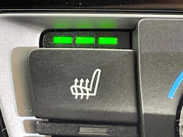 ●フロントシートヒーティング：運転席・助手席共に三段階で調節が可能なシートヒーターを装備しております。季節を問わず快適にご使用いただけます。