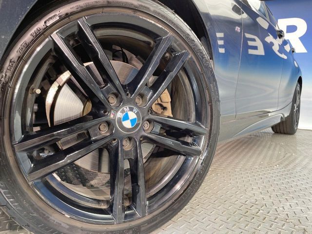 ●純正18インチアルミホイール：輸入車ならではの卓越した走りを支えるホイールと足回りです！日本車の走りに慣れている方にもぜひ体感して頂きたいほど、高いレベルでまとまっています！