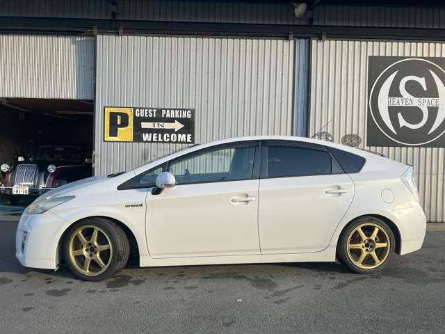 カーフィルム施工・鈑金塗装・整備・カスタム・ボディーコーティング・改造車の車検等々全て自社にて行えますので何でもお気軽にご相談下さい。