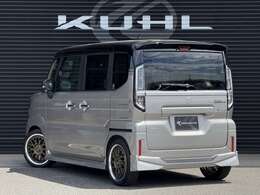 リアは出来る限り上部から被せてくることにより、迫力アップと純正ボディとの違和感ないマッチングです！両端にカナードデザインを設け、翼を広げたようなスポーティな印象です！