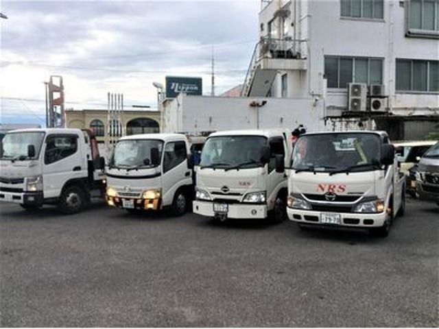 不意の事故・バッテリー上がりやパンクなどでお困りの際には、カーレスキューのプロが、状況に応じてレッカー車や積載車で急行いたします！