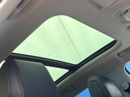 ●サンルーフ：開放感たっぷりの希少装備、サンルーフが装着されています！車内に明かりを取り入れたり景色を楽しむ以外にも、車内の空気も簡単に換気できて快適です！
