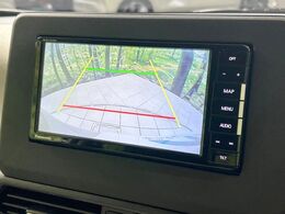 【バックカメラ】駐車時に後方がリアルタイム映像で確認できます。大型商業施設や立体駐車場での駐車時や、夜間のバック時に大活躍！運転スキルに関わらず、今や必須となった装備のひとつです！