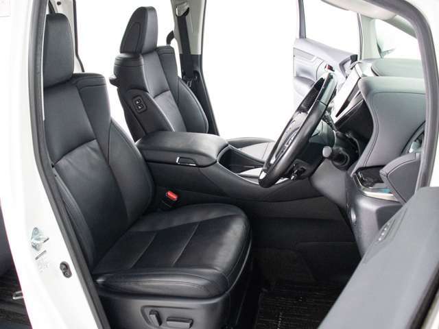 パワーシート装備！シート上下やチルトなど、シート位置の微調整が電動で可能となります！