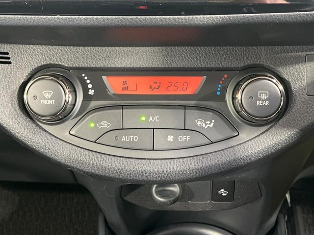 【オートエアコン】一度お好みの温度に設定すれば、車内の温度を検知し風量や温度を自動で調整。暑い…寒い…と何度もスイッチ操作をする必要はありません。快適な車内空間には必須の機能ですね♪