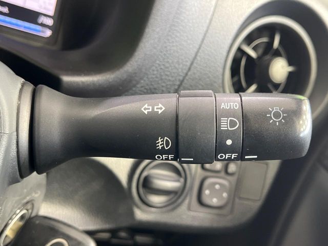 【オートライト】周りの明るさに応じて自動でヘッドライトの点灯・消灯ができる機能です！ライトの付け忘れ・消し忘れなどが無くなり、雨の日や夕方の走行も安心！トンネル通過時も便利ですね♪