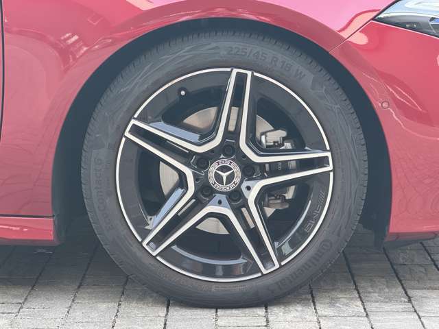 輸入車ならではの高性能ホイールを装備。しつこい鉄粉や錆に高い効果を発揮する「ホイールコーティング」の施工も受付中！お気軽に担当営業までご相談ください。