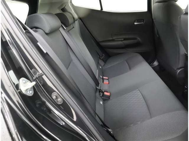 ☆質感の良いシートですね♪セカンドシートも一度、座って乗り心地をお試しください♪