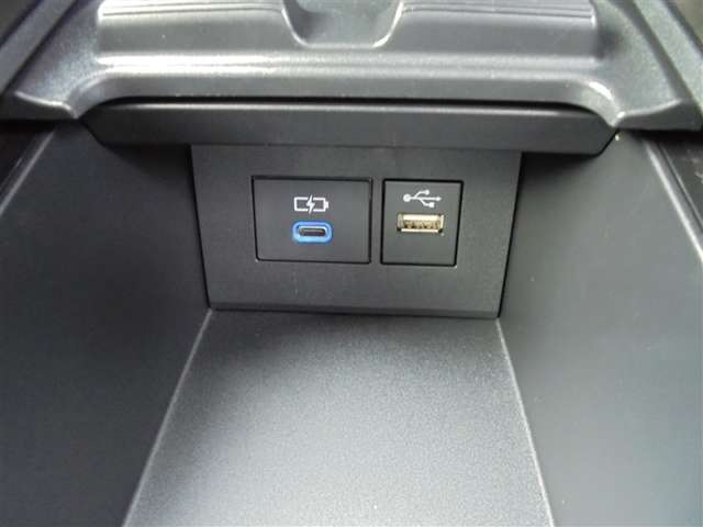 ☆USB端子付きで、便利ですね♪