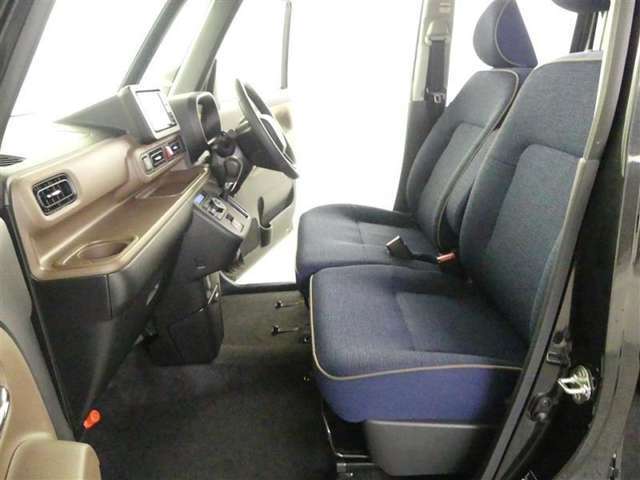 高いホールド性で運転姿勢が安定します。長距離ドライブでも疲れにくいのが魅力です。快適なドライビングライフをお送りください♪