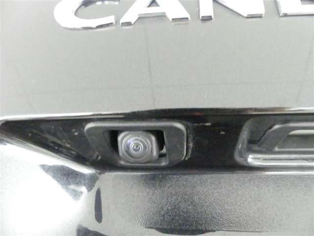 バックカメラが付いているので後方確認が非常にしやすいです。今や運転初心者も熟練者も必須装備！ついていて損はないですね♪