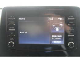 【ディスプレイオーディオ】スマホをクルマとつなぐだけで、おなじみのアプリをディスプレイオーディオ上で気軽に使えるようになります。ハンズフリー通話や各種機能を音声操作できるので、運転中でも安心♪