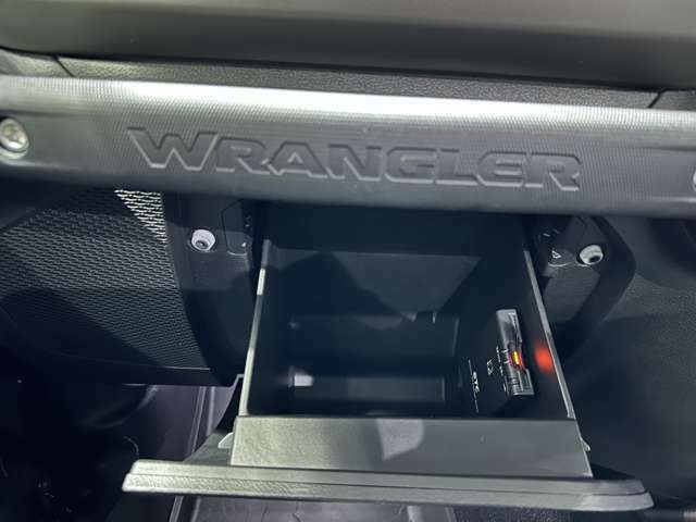ETC車載器は目につかないグローブボックス内に搭載DVDチェンジャーも搭載されております。