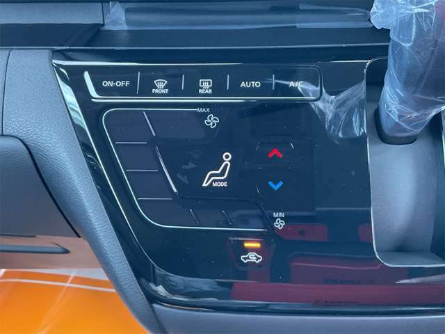 【オートエアコン】車内外の気温をセンサーで検知し、適切な温度の風を送ることでいつでも快適な温度に保つことができます！いつでも快適な車内温度を提供します。