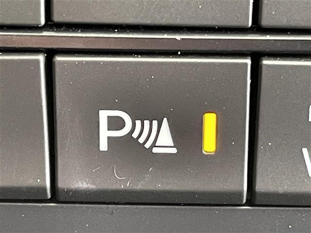 【パーキングセンサー】周囲に障害物があるとき音とディスプレー表示で障害物との距離をお知らせし、ドライバーに注意を促します。バックでの駐車時や狭い駐車場での出庫時などに役立ちます。