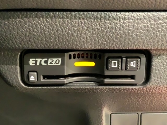 いまや快適なカーライフに欠かせないETCが付いています。