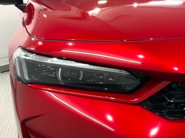 LEDヘッドライトは、点灯の瞬間から最大光量を発揮し、突然暗くなるトンネルなどでの安定感を高めます。