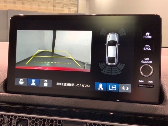 リバースギアに入れるだけで後方の表示へ切り替わります。夜間や雨の日の駐車も楽になりますよ。