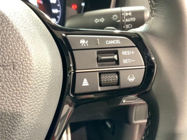 クルーズコントロールを装備しています。高速道路などで一定の速度で走ってくれるので運転が楽ですよ！速度を設定できますので、スピードの出しすぎにも注意できます。