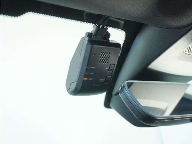 ◆ドライブレコーダー◆映像・音声などを記録する自動車用の装置です。　もしもの事故の際の記録はもちろん、旅行の際の思い出としてドライブの映像を楽しむことができます。