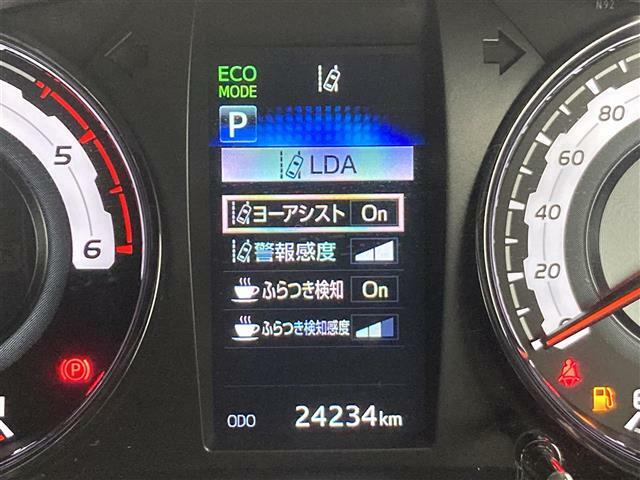 【レーンディパーチャーアラート（LDA）】クルマが車線または走路から逸脱する可能性がある場合に、ブザーまたはハンドルの振動により注意をうながします。機能には限界があるためご注意ください。