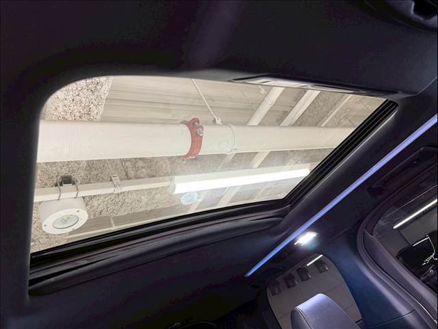 メーカーオプション、サンルーフ搭載。