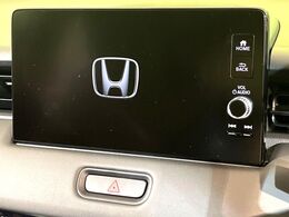 【純正ナビ】人気の純正ナビを装備しております。ナビの使いやすさはもちろん、オーディオ機能も充実！キャンプや旅行はもちろん、通勤や買い物など普段のドライブも楽しくなるはず♪