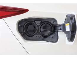 後期型からメーカーオプションの急速充電（V2H対応）インレットもきちんと装備されています。自宅外で充電を考えている人はしっかりと確認しておきたい部分です。
