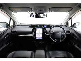 内装カラーは人気の黒系です。内装各部のパーツが使いやすい配置です。高級感満載の乗り心地が良い装備になっております！