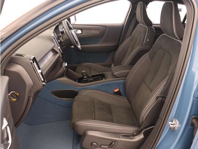 運転席8ウェイパワーシート（ドアミラー連動メモリー機構付）、助手席8ウェイパワーシート、クッション・エクステンションを搭載。シートクッションの長さを調節することができ、ホールド性をさらに高めます。