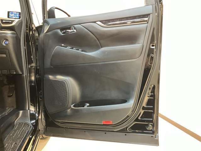 展示車は自社専門工場にて商品化を行っています。外装から内装はもちろん、エンジンルームの隅々までキレイに清掃してます。ぜひ一度ご覧下さい。