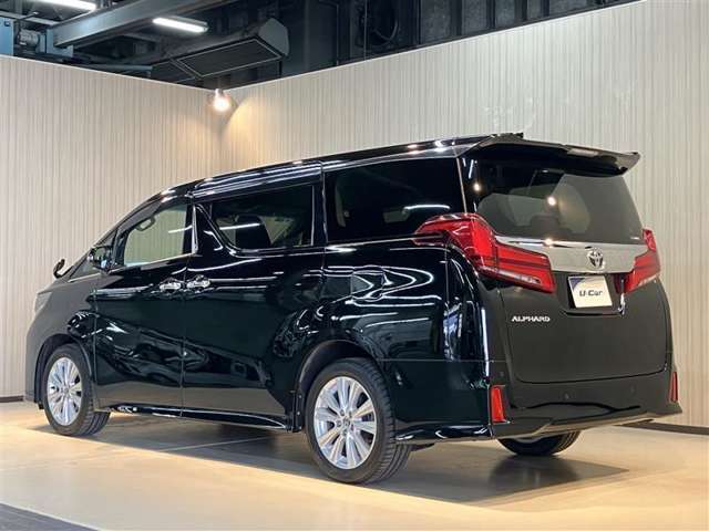 展示車は自社専門工場にて商品化を行っています。外装から内装はもちろん、エンジンルームの隅々までキレイに清掃してます。ぜひ一度ご覧下さい。