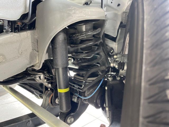 お車を安心してお乗りいただく為には、足回りの定期点検が欠かせません。サービスサポート（有償保証）では無料点検もご提供しており、安心のカーライフをお過ごしいただけるサポート体制が整っています。
