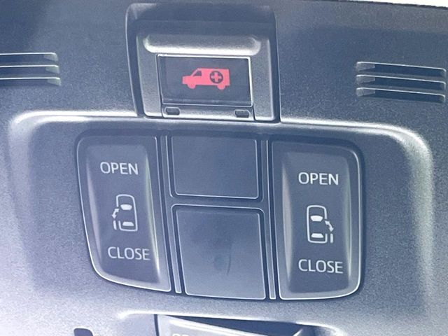 【両側パワースライドドア】スマートキーや運転席のスイッチで後席両側スライドドアの開閉が可能♪電動だから力を入れてドアを開ける必要が無く、小さなお子様でも簡単に開け閉めでき快適です♪