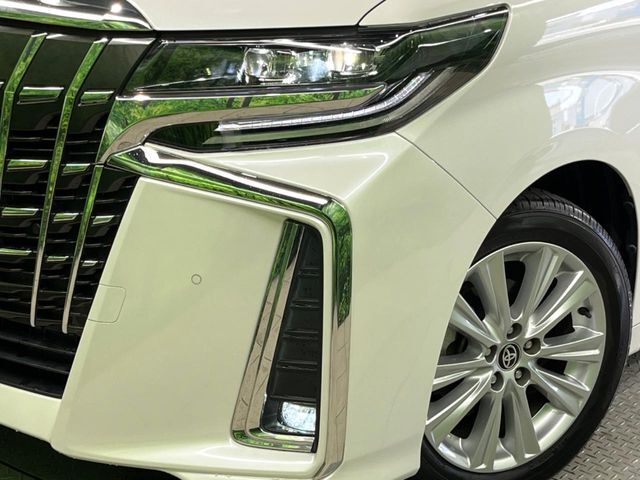 【LEDヘッドライト】悪天候や夜間走行時も良好な視界を確保し安心して運転できる高輝度LEDヘッドライトを装備！点灯速度が早く、消費電力も抑えられています。