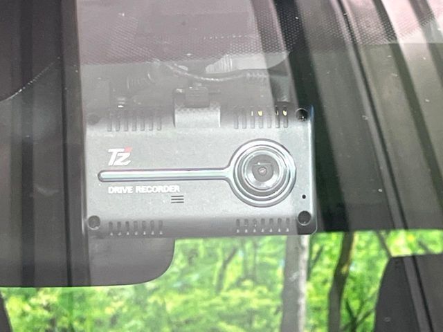 【ドライブレコーダー】安心・安全なカーライフに必須のドライブレコーダーを装備！走行中はもちろん、あおり運転や事故に遭遇した際の状況も映像で記録し、万一のリスクに備えます。