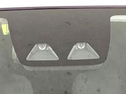 【スマートアシスト】走行中に前方の車両等を認識し、衝突しそうな時は警報とブレーキで衝突回避と被害軽減をアシスト。より安全にドライブをお楽しみいただけます。