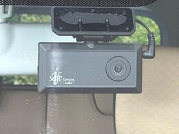 【ドライブレコーダー】安心・安全なカーライフに必須のドライブレコーダーを装備！走行中はもちろん、あおり運転や事故に遭遇した際の状況も映像で記録し、万一のリスクに備えます。