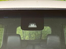 【スマートアシスト】走行中に前方の車両等を認識し、衝突しそうな時は警報とブレーキで衝突回避と被害軽減をアシスト。より安全にドライブをお楽しみいただけます。
