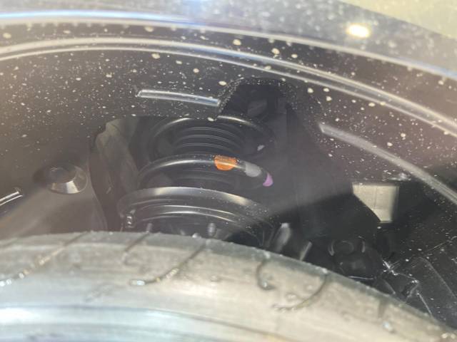 お車を安心してお乗りいただく為には、足回りの定期点検が欠かせません。サービスサポート（有償保証）では無料点検もご提供しており、安心のカーライフをお過ごしいただけるサポート体制が整っています。