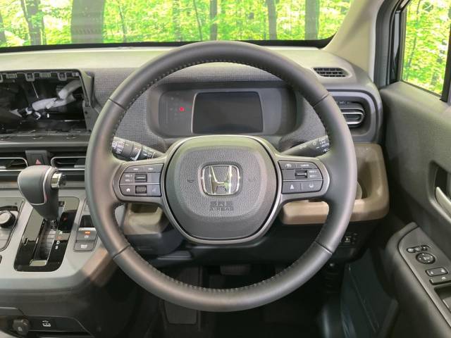 【純正革巻きステアリング】上質な革を使用することで、手にしっかり馴染みとても運転しやすいハンドルです♪