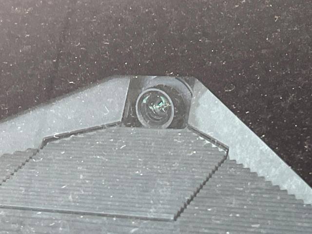 【ホンダセンシング】走行中に前方の車両等を認識し、衝突しそうな時は警報とブレーキで衝突回避と被害軽減をアシスト。より安全にドライブをお楽しみいただけます。