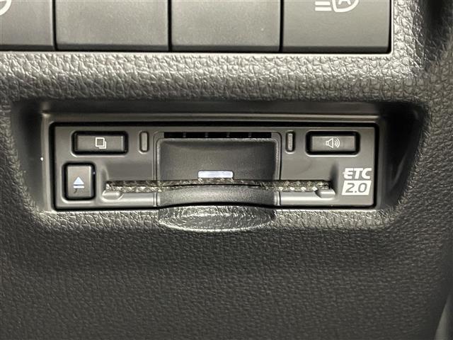 【ETC】有料道路を利用する際に料金所で停止することなく通過できる、ETC車載器（ノンストップ自動料金収受システム機器）が装備されています。セットアップを行うことで利用可能になります。