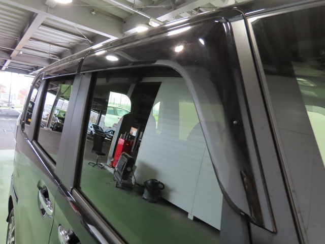 雨の日の換気に便利なドアバイザーがついています。